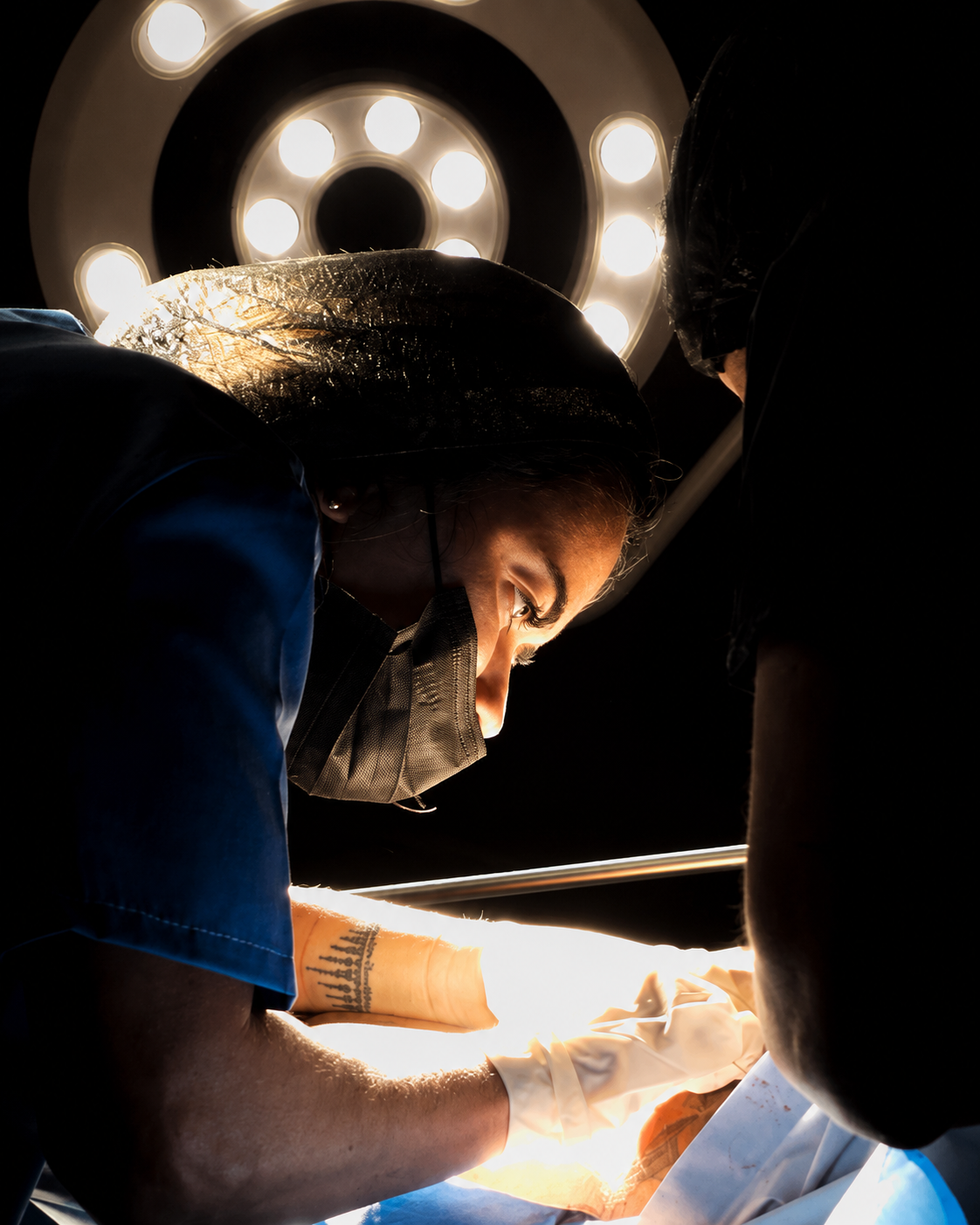 Dra. Fernanda Gontijo em procedimento cirúrgico